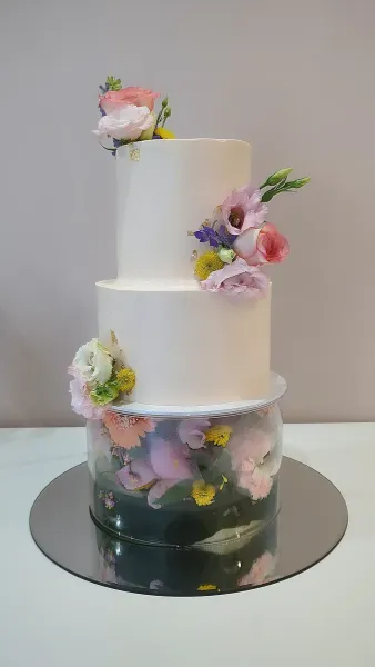 Création d'un gâteau design épuré et floral pour 30 personnes à Blandy Les Tours (77)