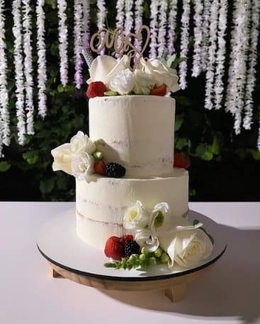 Réalisation d'un wedding cake façon Naked cake épuré et fruité pour un mariage à La Borde (77)