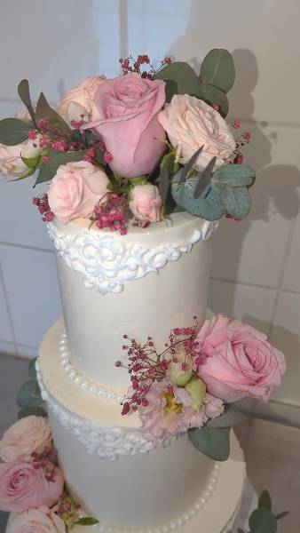 Wedding Cake Chic, Bohème et Baroque pour un mariage au Nomade Lodge (77)