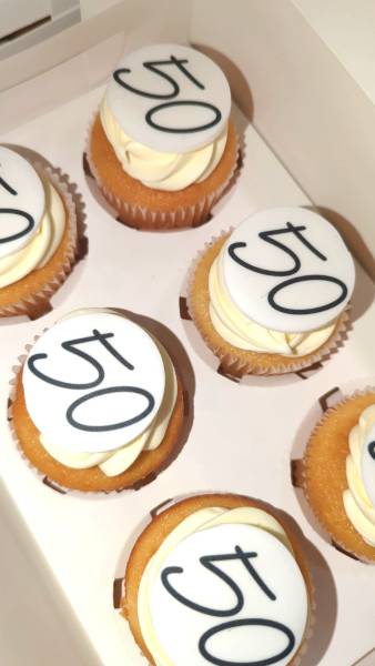Création de cupcakes 100% sur mesure pour les 50 ans de APPLE à LIEUSAINT (77)